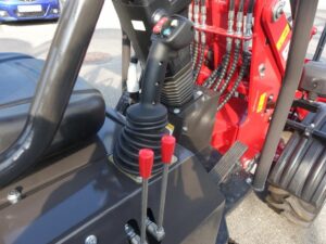 Grizzly 807 Elektro Hoflader Allrad 17